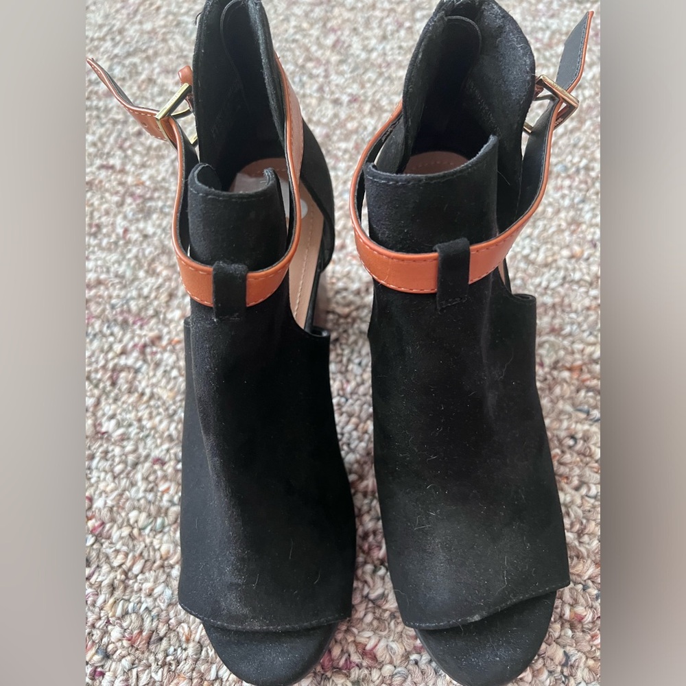 Brand new Kenneth Cole heel booties
